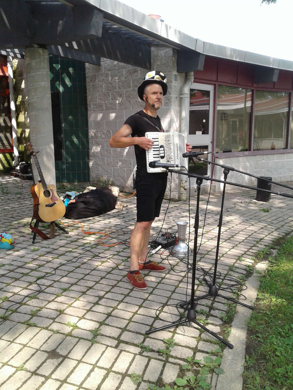 2023-07-16 - James Funnyhat concert 4